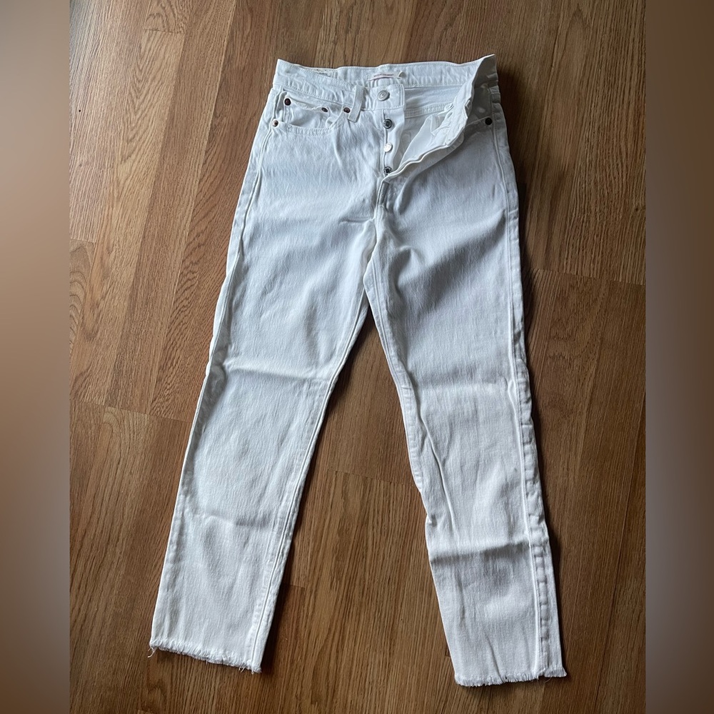 White Levi’s Wedgie Straight size W25 L26